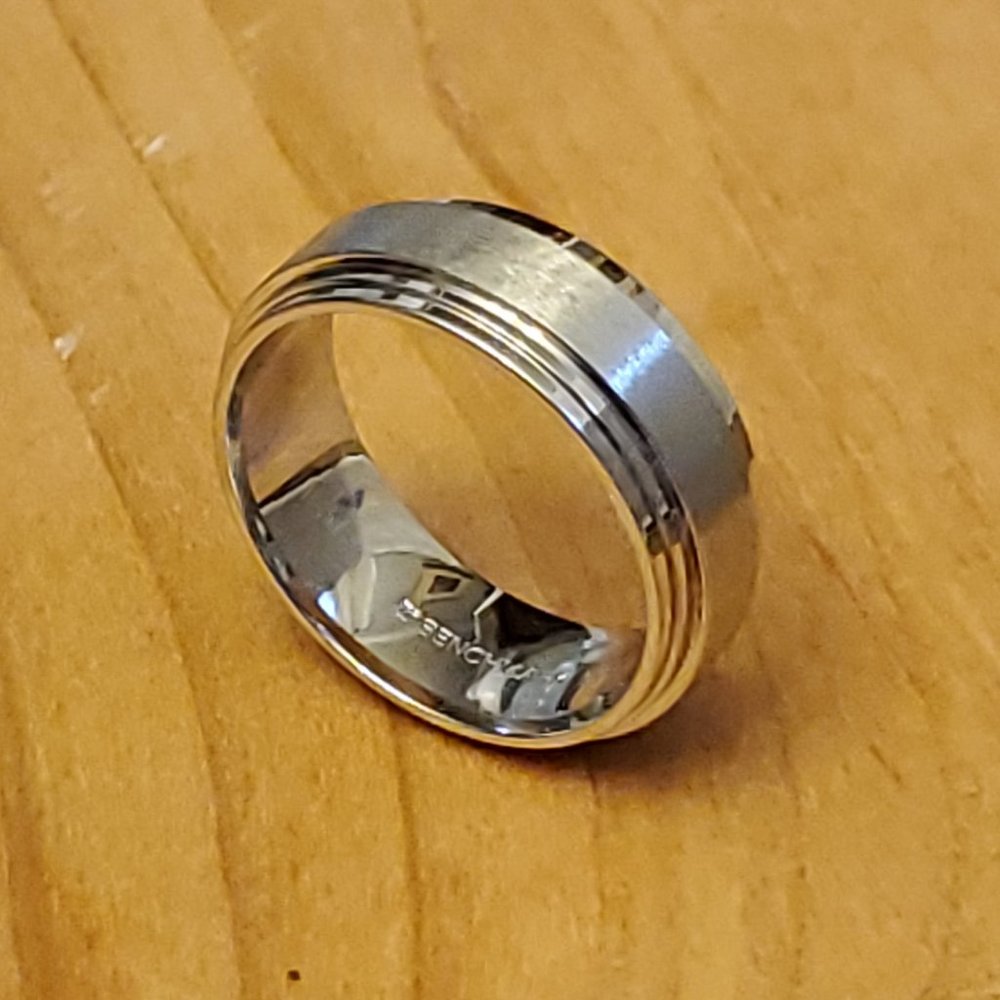 New Confort Fit Benchmark Signed Ring Floor Sample